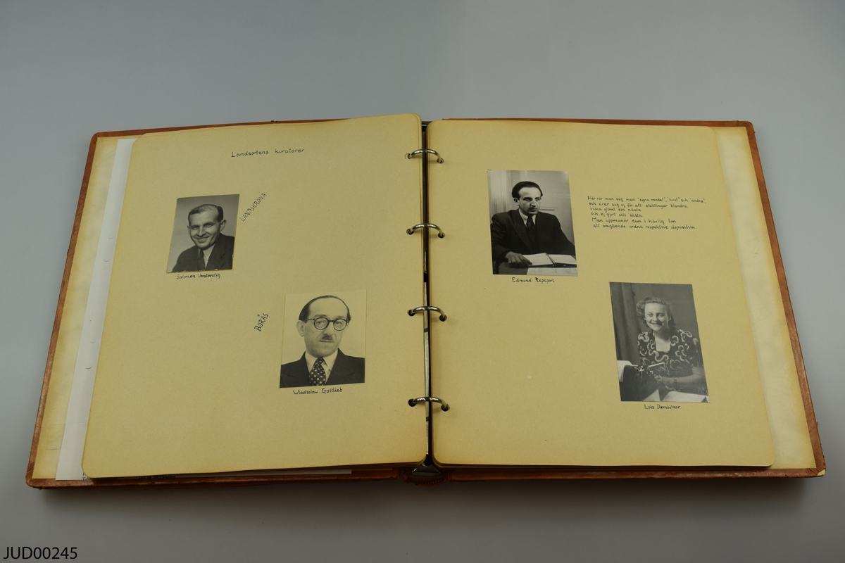 Fotoalbum i brunt skinn med kommentarer och illustrationer. Till Gunnar Josephson den 25/7 1949 från medarbetarna i Mosaiska församlingen. Komponerat och ritat av Rut Ehnwall. Fotograferat av Hans Marosi.