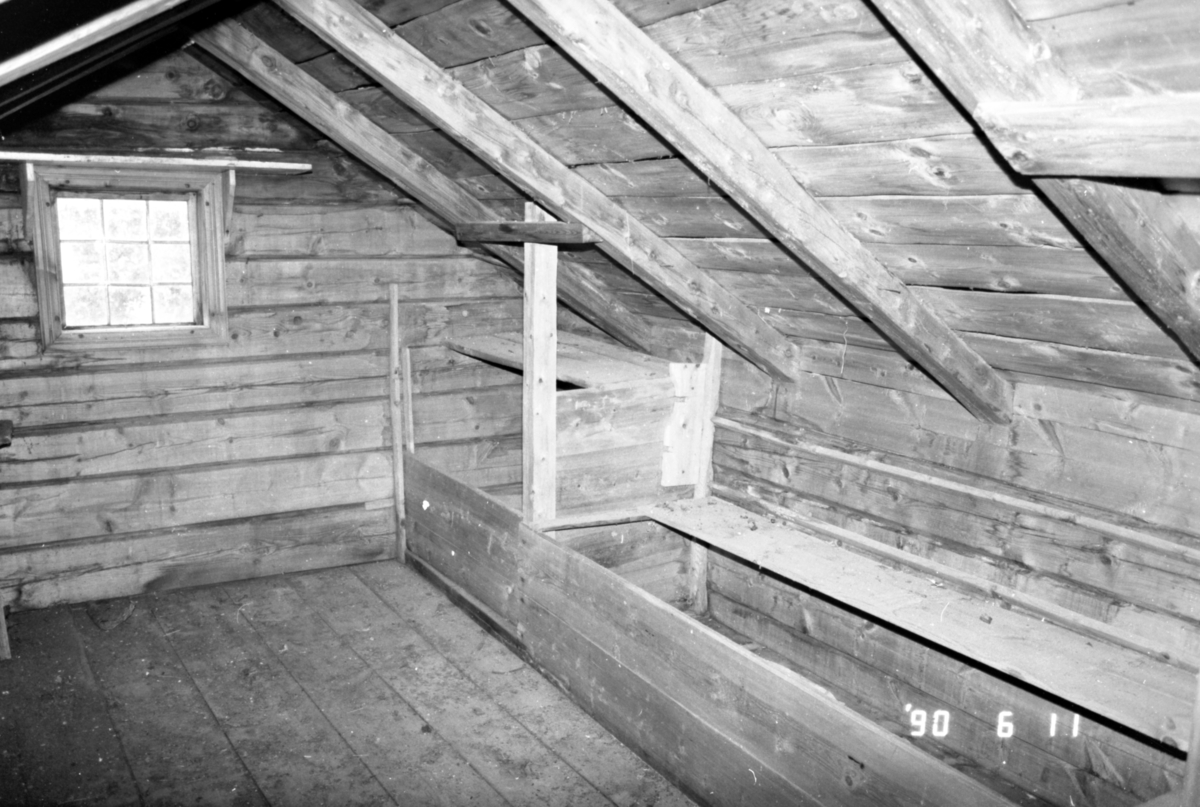 Dokumentasjonsbilder i serie av interiøret i stabburet til Edvin Overå, Liabygda, før nedtaking og flytting til Sunnmøre Museum.