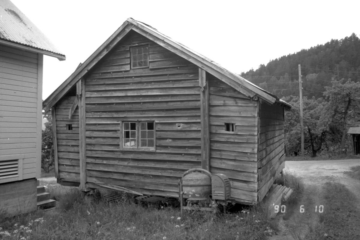 Dokumentasjonsbilder i serie av stabburet til Edvin Overå, Liabygda, før nedtaking og flytting til Sunnmøre Museum.