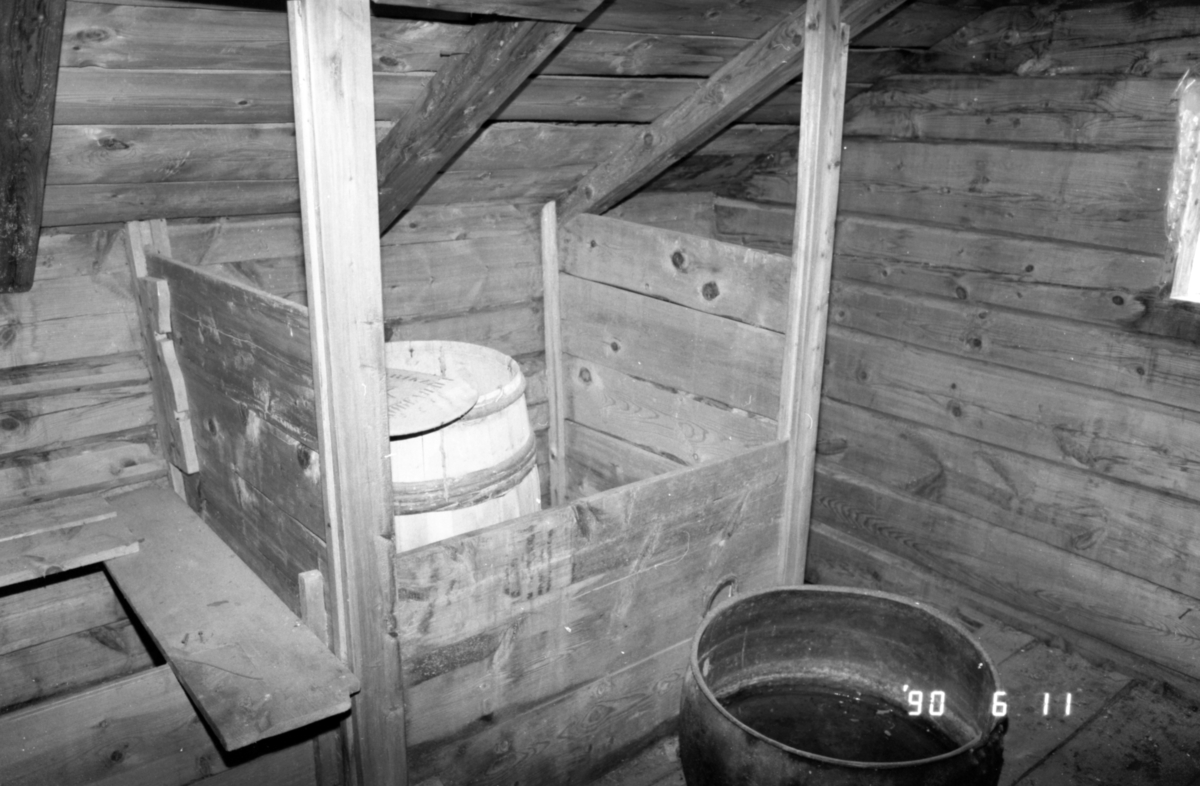 Dokumentasjonsbilder i serie av interiøret i stabburet til Edvin Overå, Liabygda, før nedtaking og flytting til Sunnmøre Museum.
