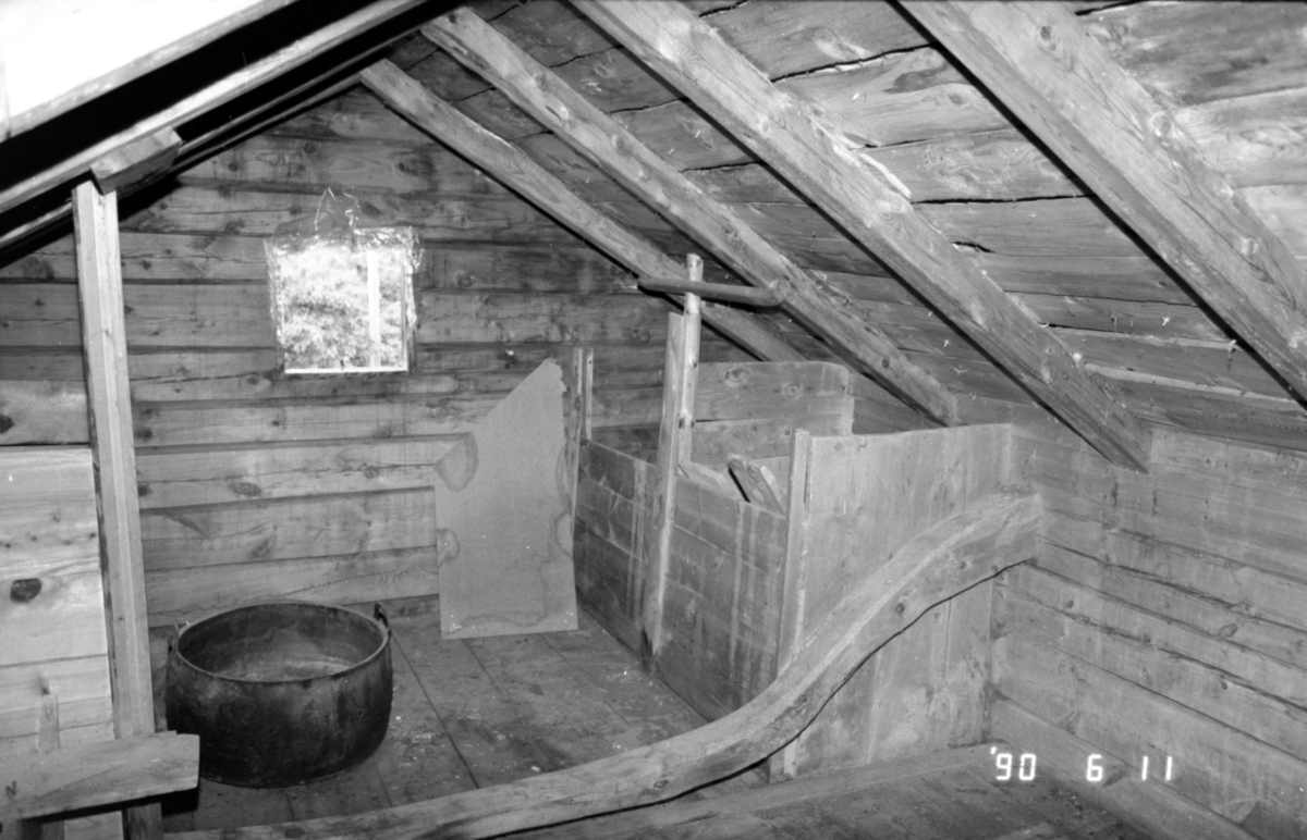 Dokumentasjonsbilder i serie av interiøret i stabburet til Edvin Overå, Liabygda, før nedtaking og flytting til Sunnmøre Museum.