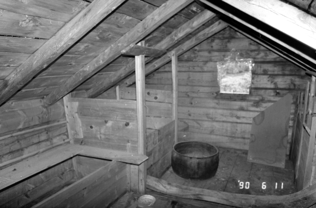 Dokumentasjonsbilder i serie av interiøret i stabburet til Edvin Overå, Liabygda, før nedtaking og flytting til Sunnmøre Museum.