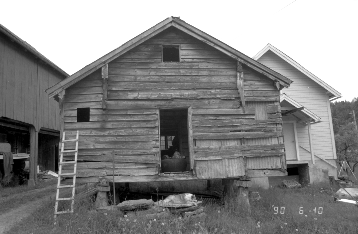 Dokumentasjonsbilder i serie av stabburet til Edvin Overå, Liabygda, før nedtaking og flytting til Sunnmøre Museum.