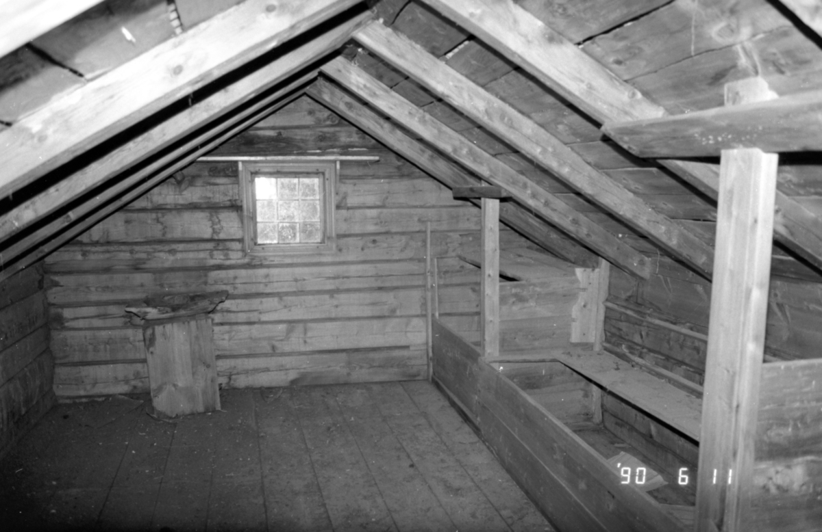 Dokumentasjonsbilder i serie av interiøret i stabburet til Edvin Overå, Liabygda, før nedtaking og flytting til Sunnmøre Museum.