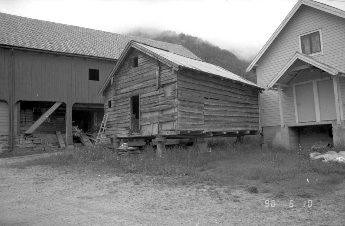 Dokumentasjonsbilder i serie av stabburet til Edvin Overå, Liabygda, før nedtaking og flytting til Sunnmøre Museum.