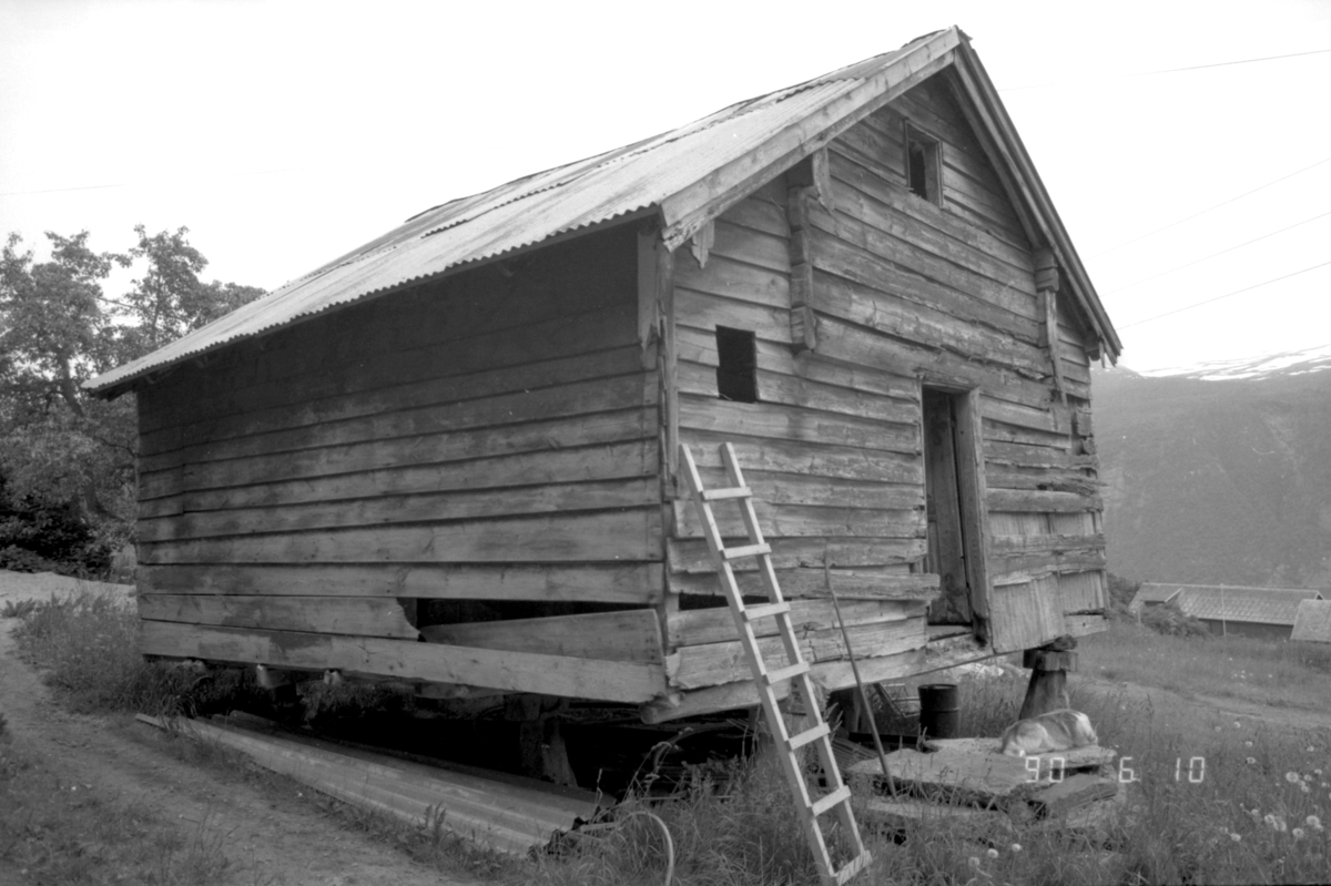 Dokumentasjonsbilder i serie av stabburet til Edvin Overå, Liabygda, før nedtaking og flytting til Sunnmøre Museum.