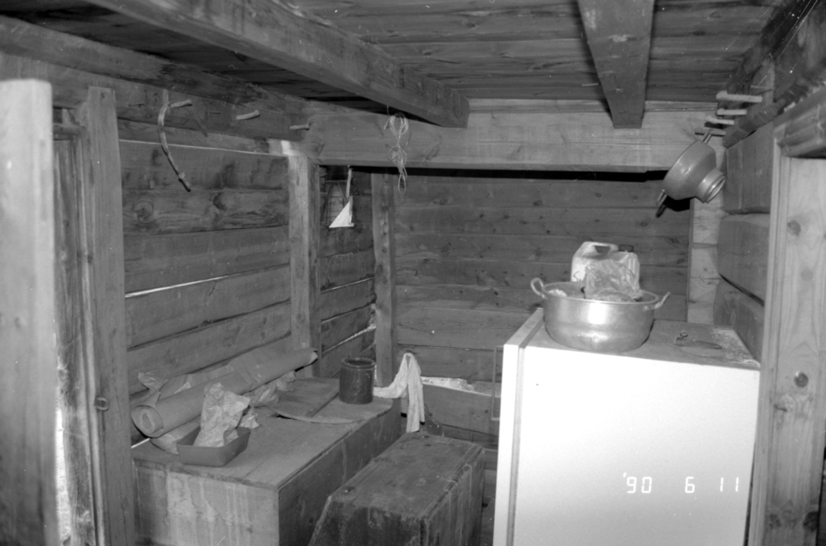 Dokumentasjonsbilder i serie av interiøret i stabburet til Edvin Overå, Liabygda, før nedtaking og flytting til Sunnmøre Museum.