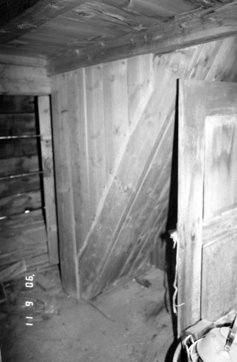 Dokumentasjonsbilder i serie av interiøret i stabburet til Edvin Overå, Liabygda, før nedtaking og flytting til Sunnmøre Museum.
