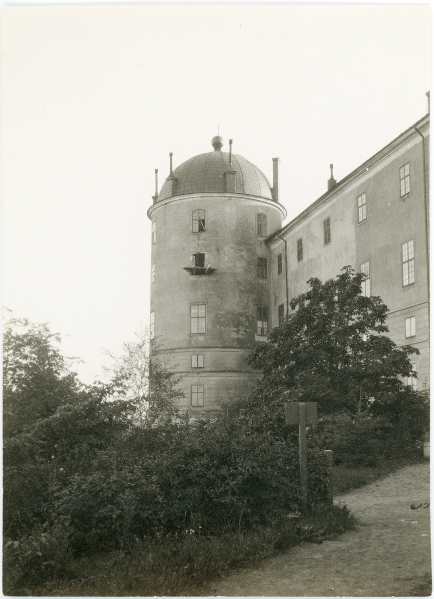 Vy över Slottsbacken och Uppsala slotts södra torn