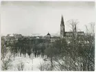 Vy mot Uppsala domkyrka från Slottsbacken