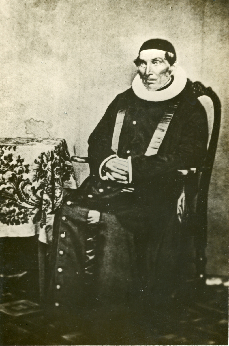 Fredrik N. Gjør, prest i Bø, avbilda i prestedrakt i atelier
