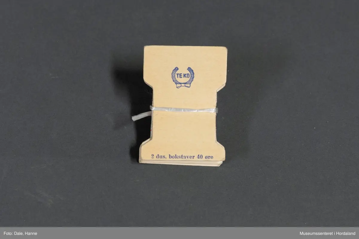 Vevd bokstavbånd med bokstaven "T".