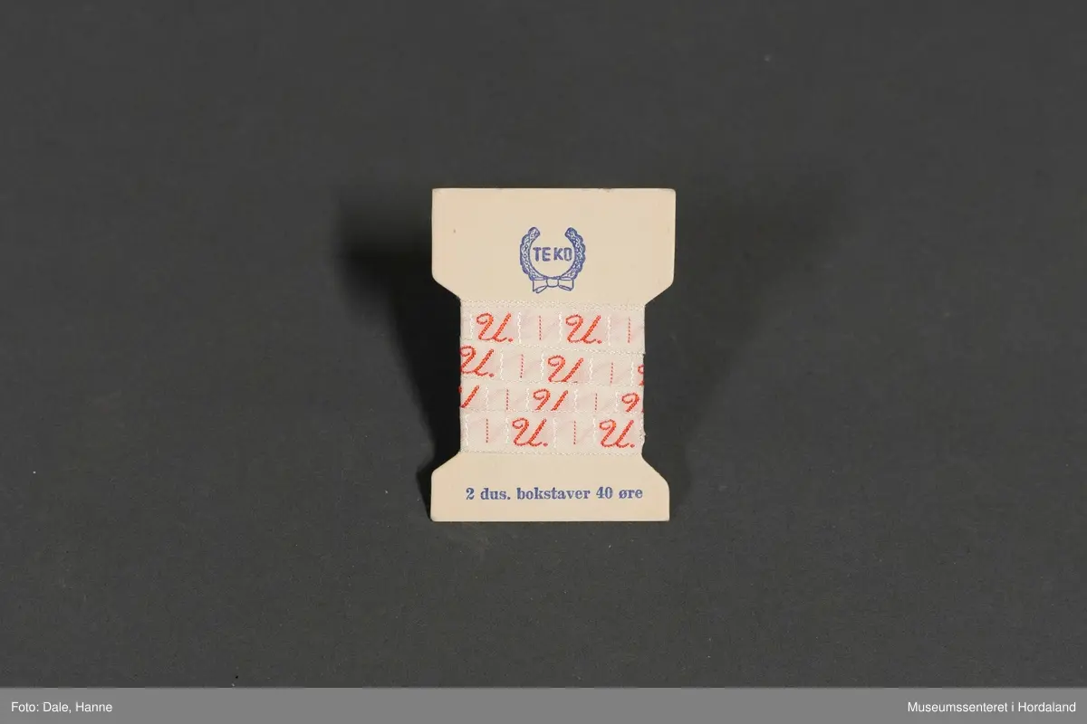 Vevd bokstavbånd med bokstaven "U".