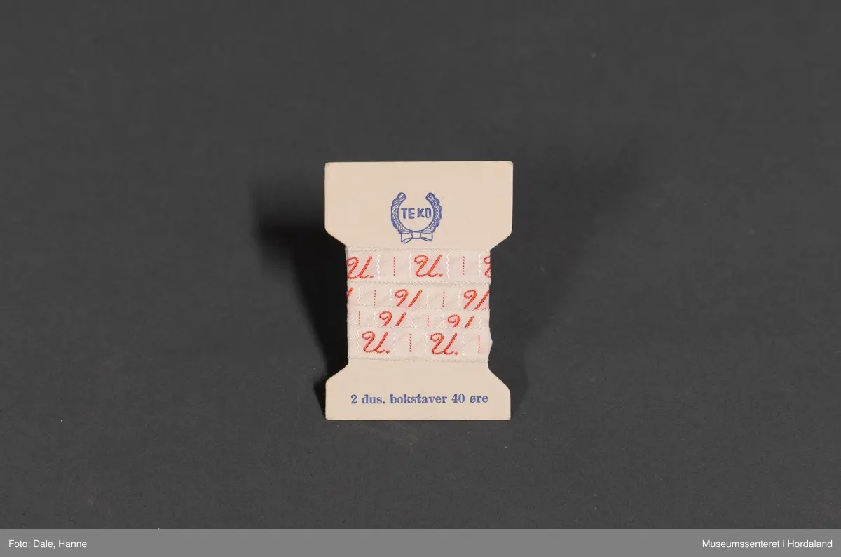 Vevd bokstavbånd med bokstaven "U".