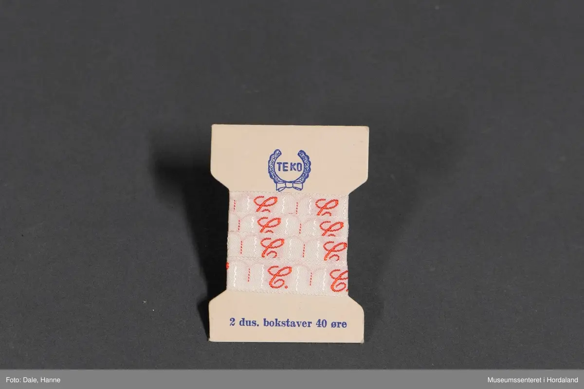 Vevd bokstavbånd med bokstaven "C".