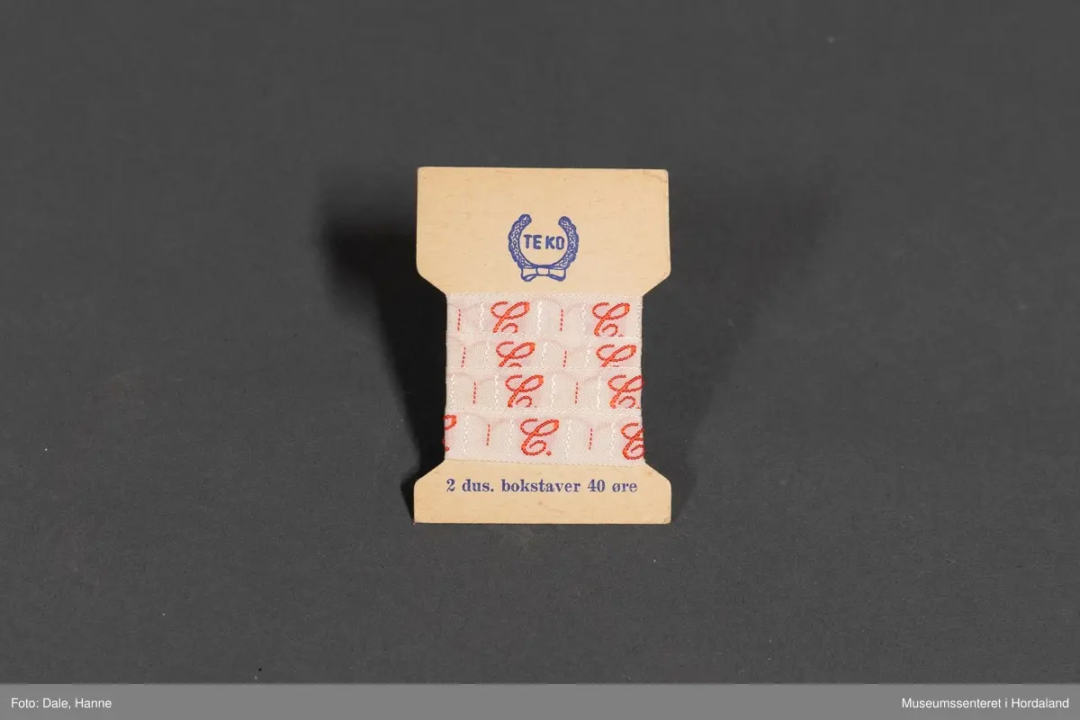 Vevd bokstavbånd med bokstaven "C.