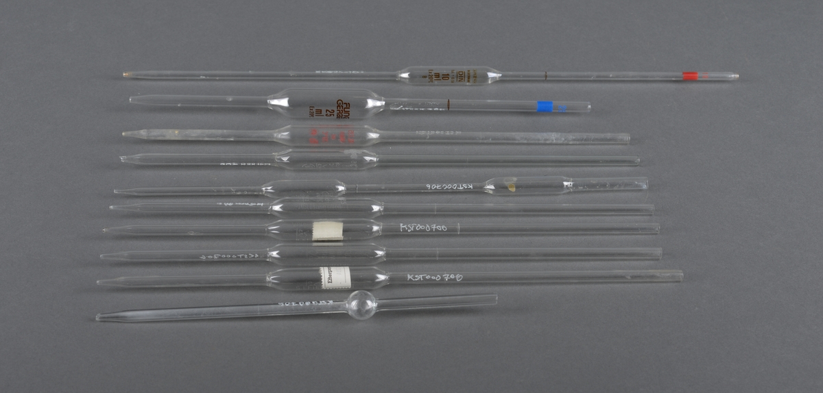 Reagensglass i ulike fasonger. Brukt ved laboratoriearbeid ved Hitra Meieri.