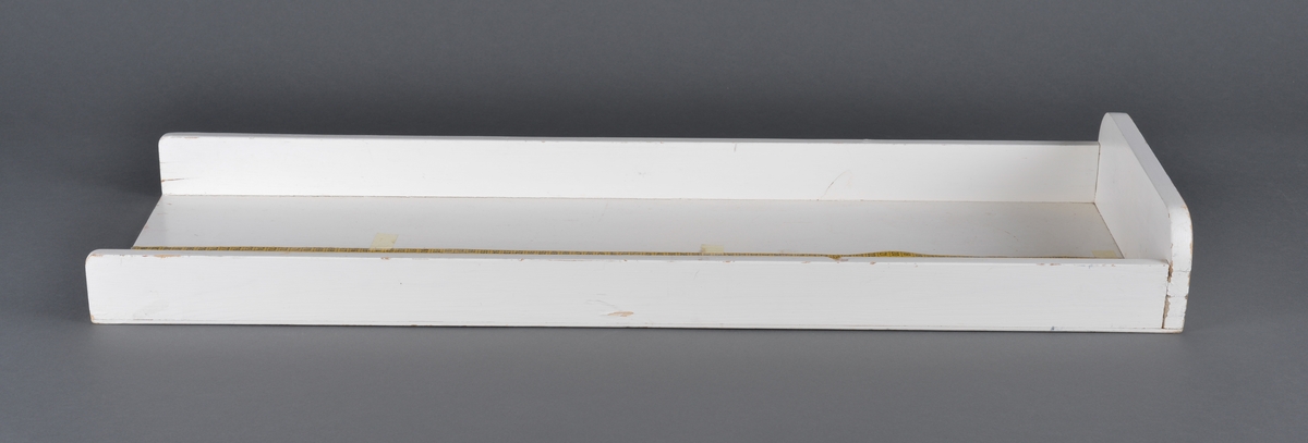 Brett beregnet til måling av spebarn.
Består av to deler. En trekasse og et løst skyvbart håndtak for å regulere etter barnets lengde.