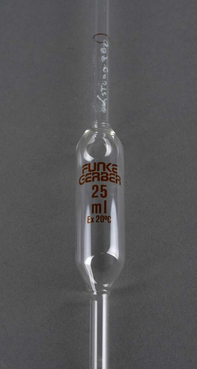 Reagensglass i ulike fasonger. Brukt ved laboratoriearbeid ved Hitra Meieri.