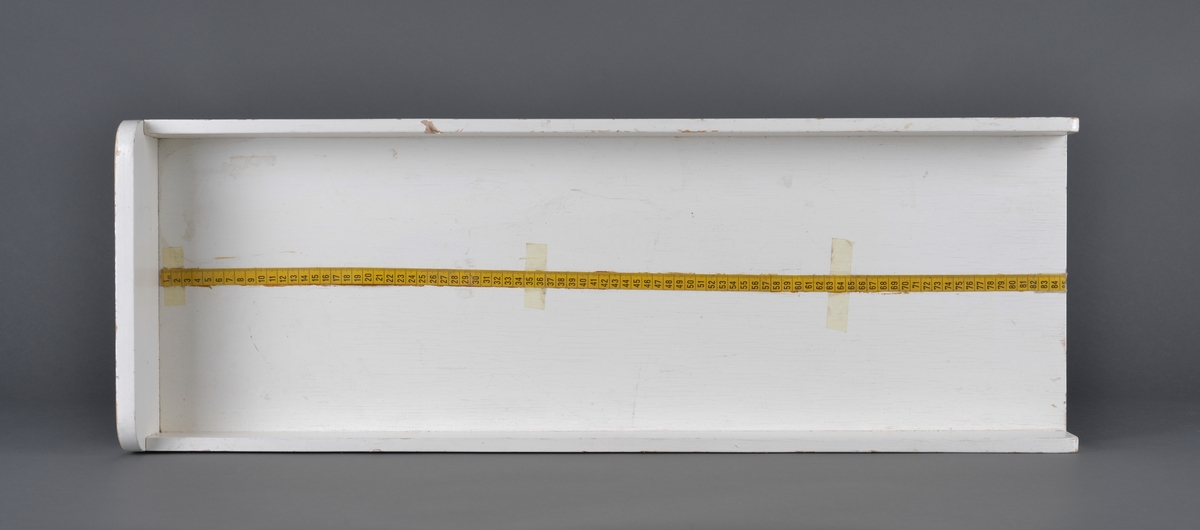 Brett beregnet til måling av spebarn.
Består av to deler. En trekasse og et løst skyvbart håndtak for å regulere etter barnets lengde.