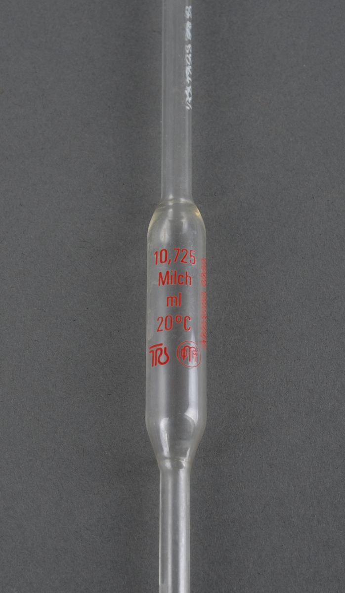 Reagensglass i ulike fasonger. Brukt ved laboratoriearbeid ved Hitra Meieri.