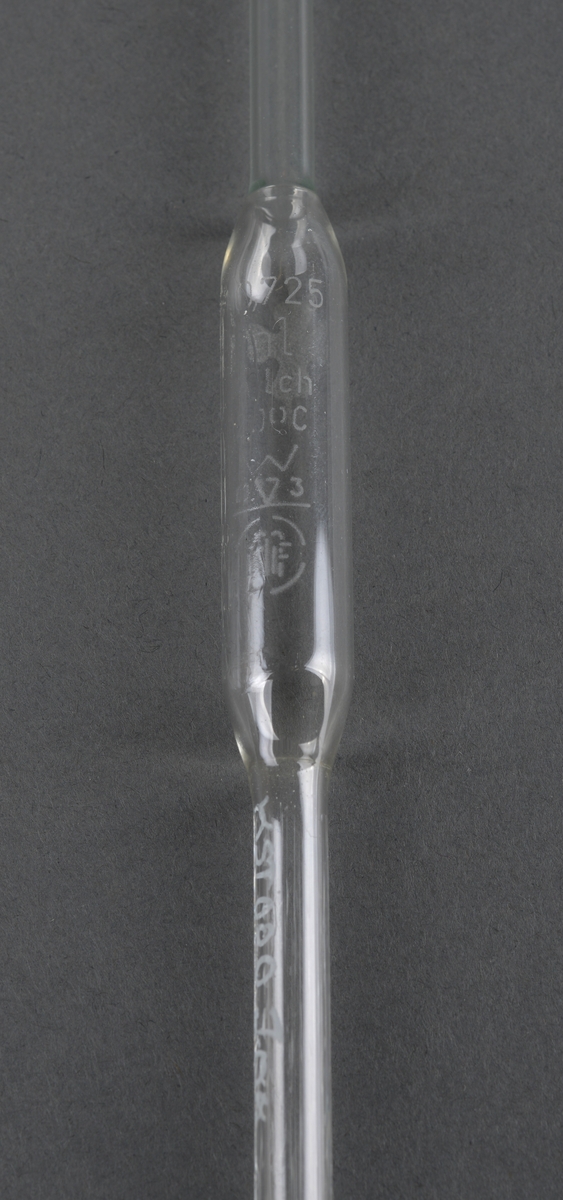 Reagensglass i ulike fasonger. Brukt ved laboratoriearbeid ved Hitra Meieri.