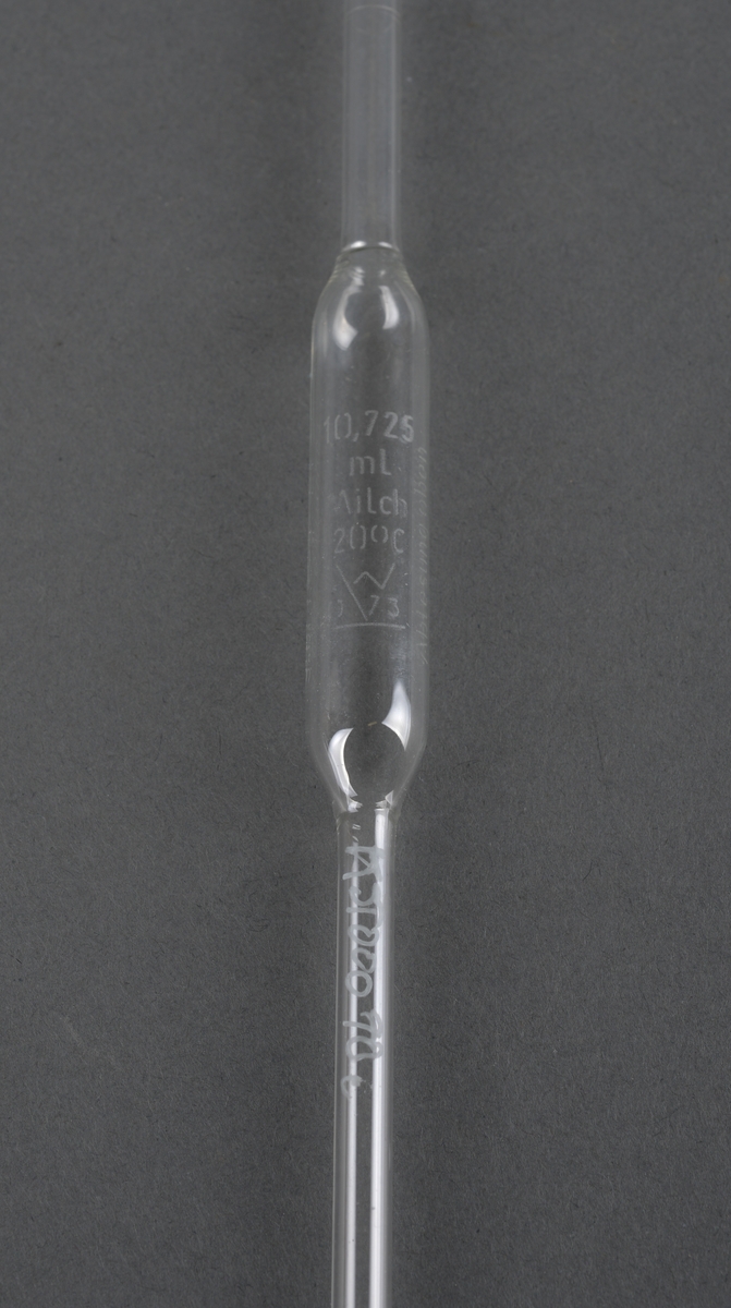 Reagensglass i ulike fasonger. Brukt ved laboratoriearbeid ved Hitra Meieri.