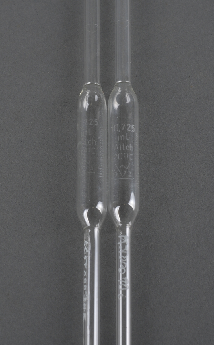 Reagensglass i ulike fasonger. Brukt ved laboratoriearbeid ved Hitra Meieri.