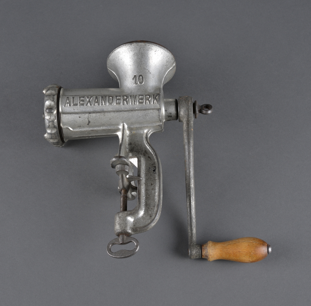 Kvern for bordmontering. 
Antatt produsert rundt 1940.
Ble brukt til oppmaling av kjøtt og fisk.
