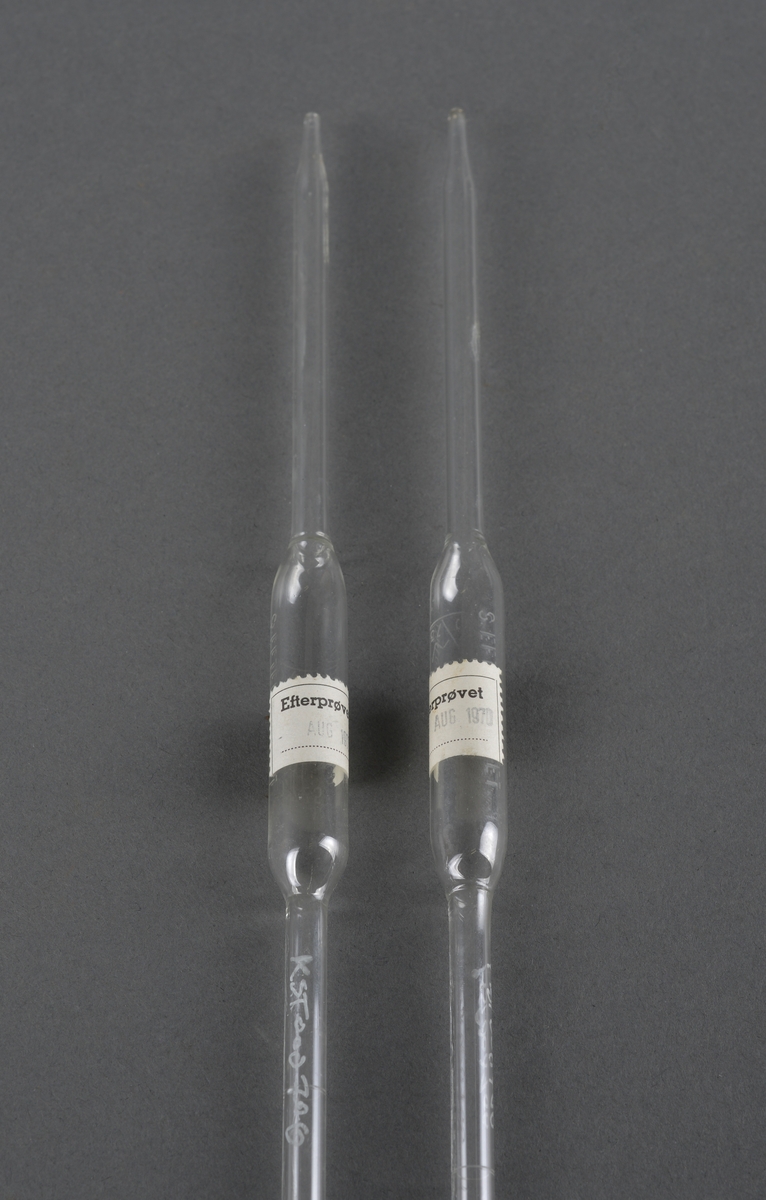 Reagensglass i ulike fasonger. Brukt ved laboratoriearbeid ved Hitra Meieri.