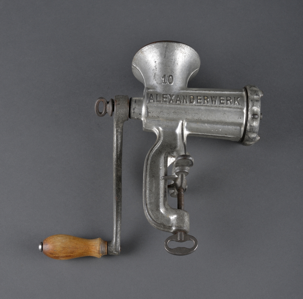 Kvern for bordmontering. 
Antatt produsert rundt 1940.
Ble brukt til oppmaling av kjøtt og fisk.
