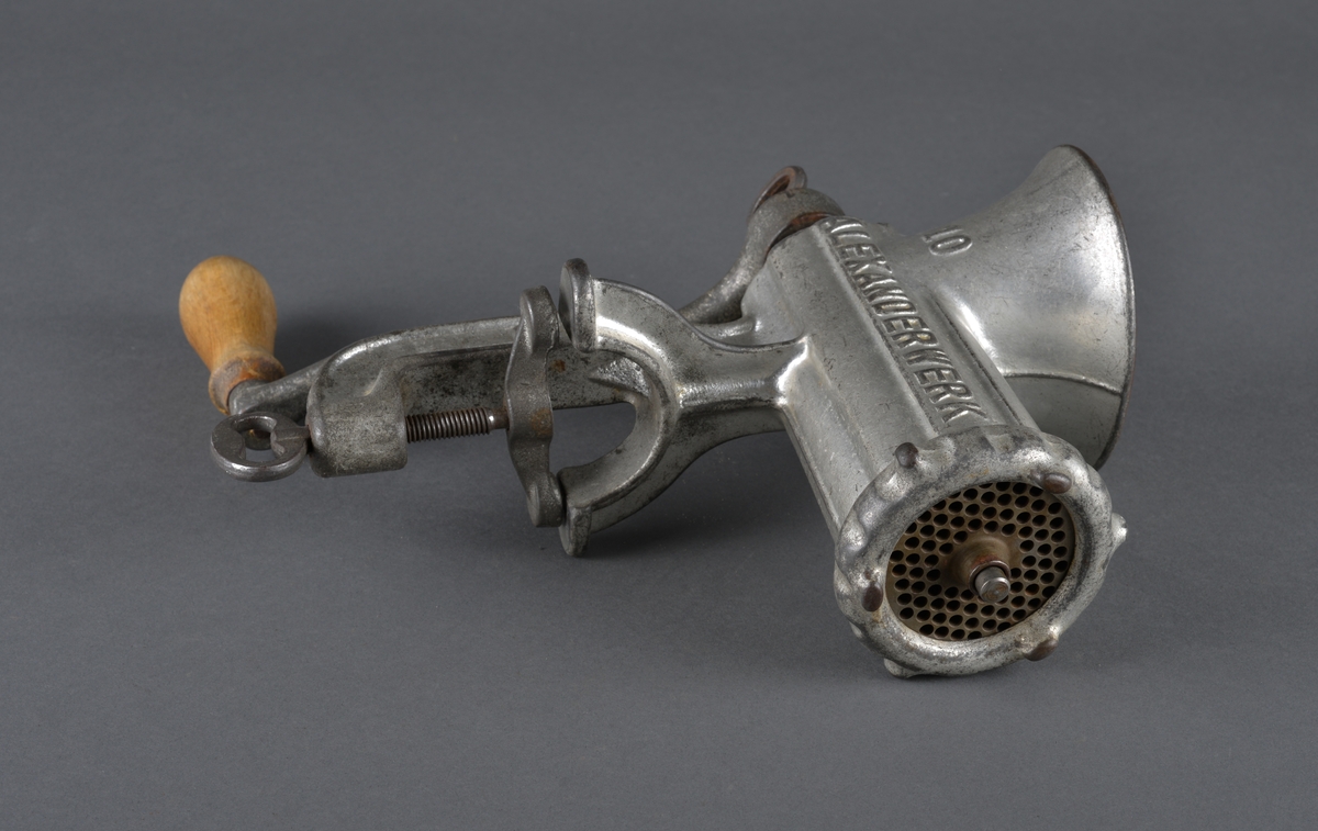 Kvern for bordmontering. 
Antatt produsert rundt 1940.
Ble brukt til oppmaling av kjøtt og fisk.
