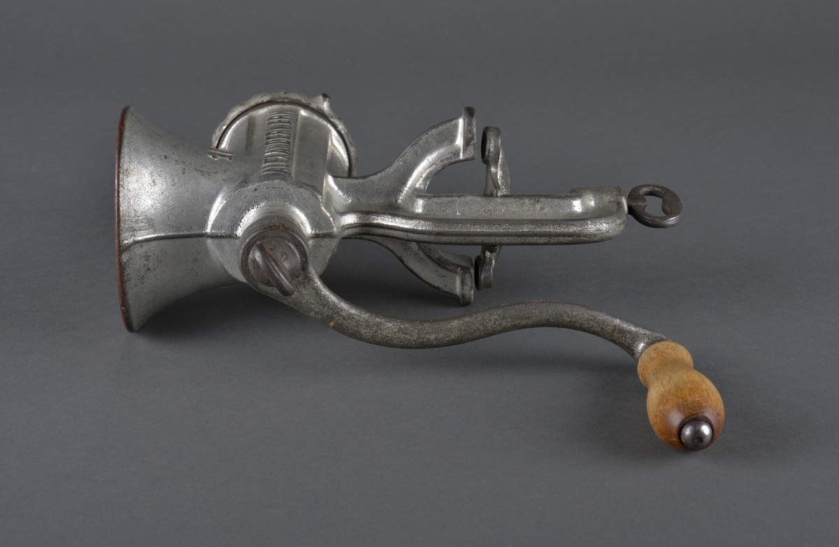 Kvern for bordmontering. 
Antatt produsert rundt 1940.
Ble brukt til oppmaling av kjøtt og fisk.
