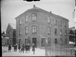 Gruppe barn foran Trudvang på Notodden.