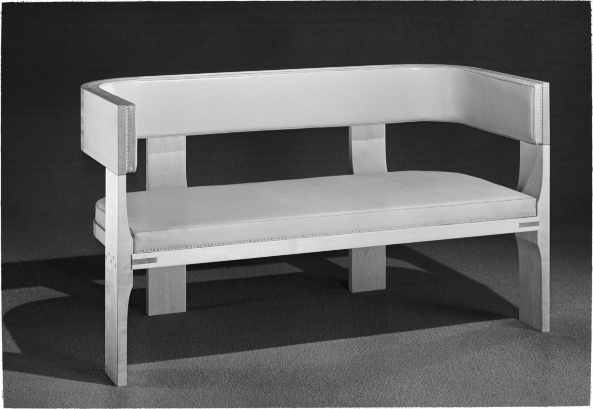 HANTVERKSUTST. PRESSVIS.
Soffa