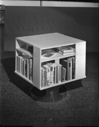 HANTVERKSUTST. PRESSVIS.
Bokställ