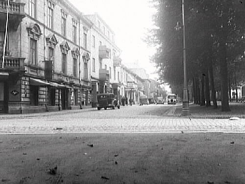 Vy längs Kyrkogatan från Västra Vallgatan med Brunnsparken till höger och kv Prosten till vänster i bild. Flera droskor syns på gatan.