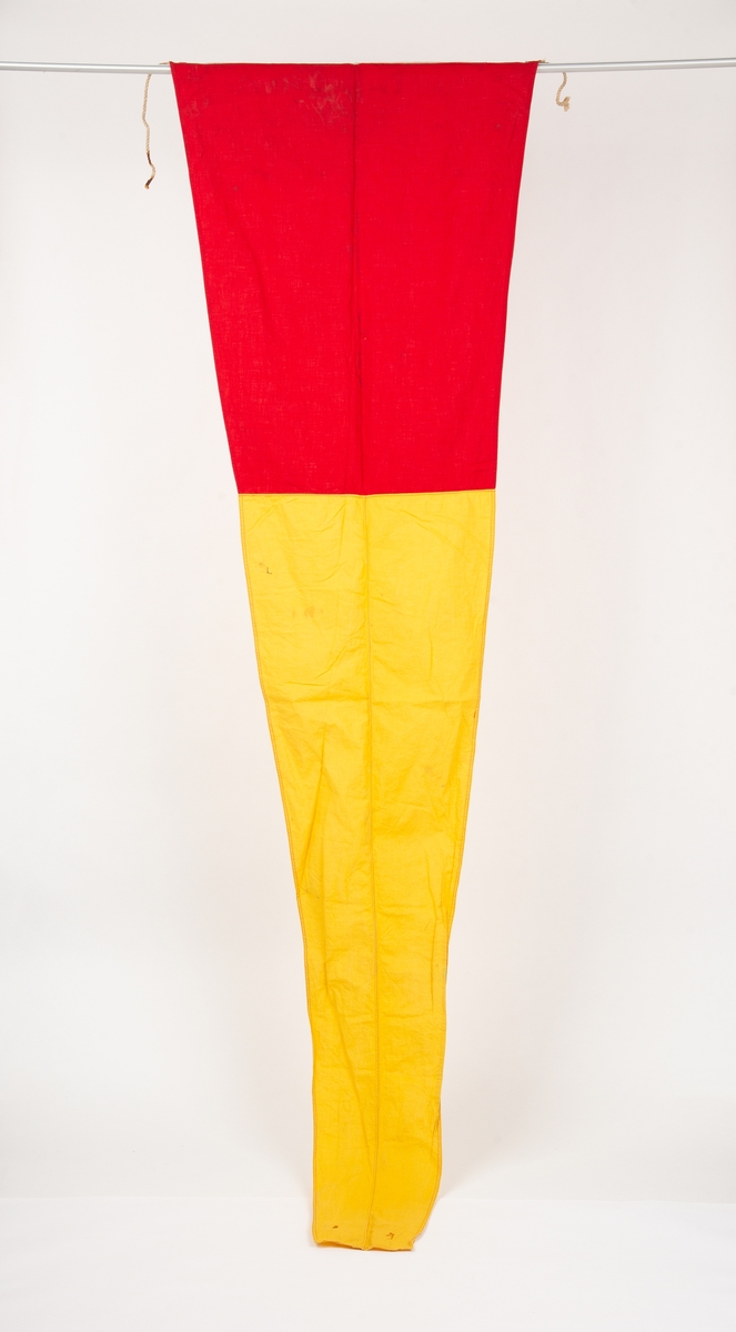 Rektangulær avsmalnende vimpel. Vertikalt delt; rød innerst og gul ytterst.