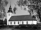 Kyrkan ersatte en äldre träkyrka och stod klar 1742. Den nya kyrkan av trä uppfördes av byggmästare Sam Hasselberg.Ursprungligen hade kyrkan en åtkantig rektangulär planform.Sitt nuvarande utseende erhöll den genom ombyggnaderna 1862 och 1909. Långhuset förlängdes 1909 i väster och försågs medtorn och sakrestia i nordöst.Tillbyggnaderna gjordes i tegel och putsades. Murar och väggar vitputsades 1909 såväl ut-som invändigt.