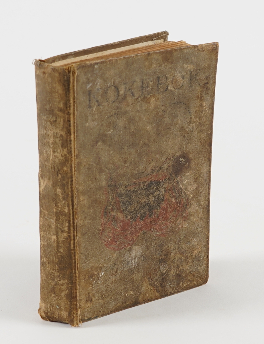 Bok. Stivt omslag, mørk brunt. Skinnrygg.
