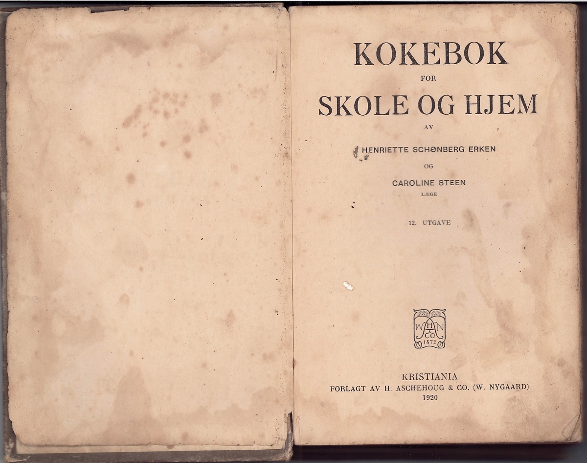 Bok. Stivt omslag, mørk brunt. Skinnrygg.
