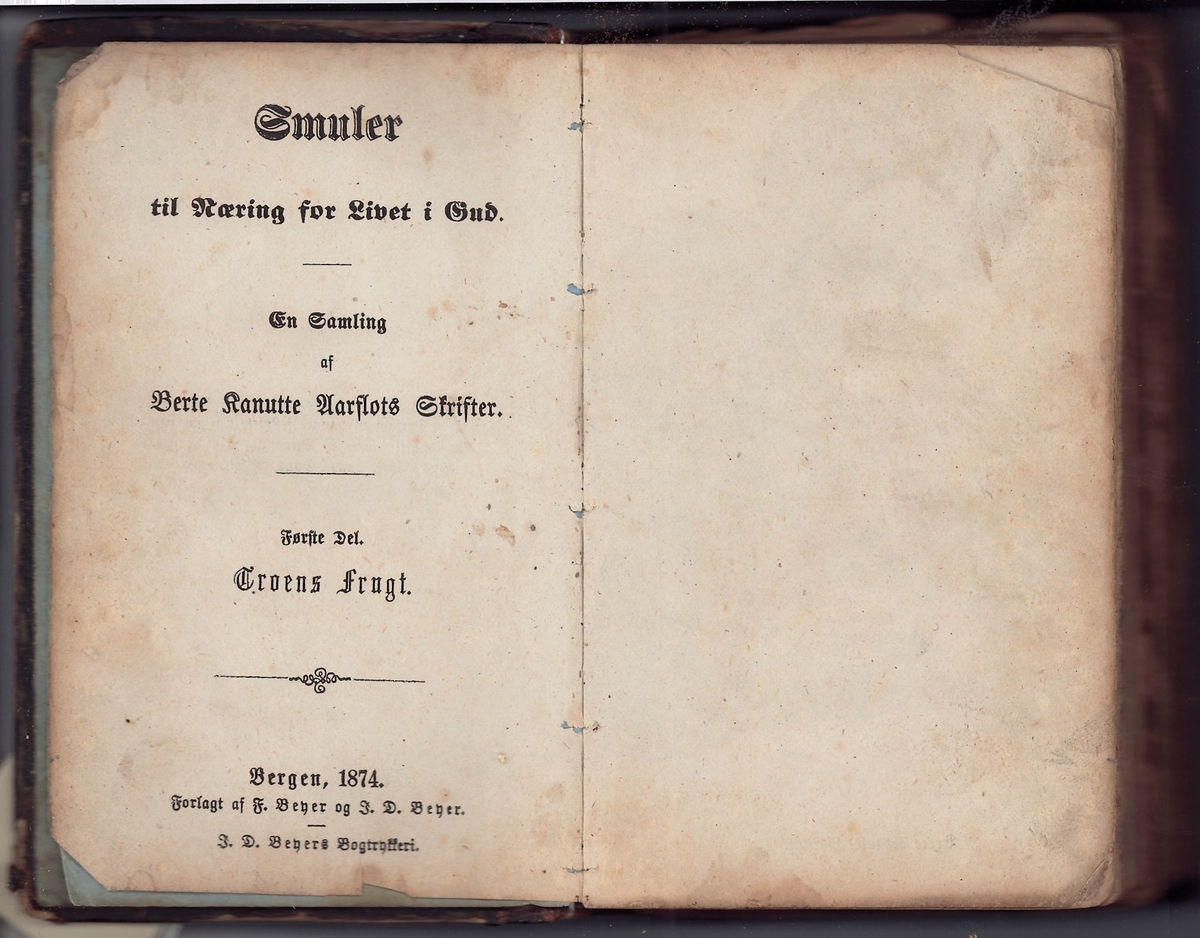 Bok. Stivt omslag, mørk brunt. Skinnrygg.