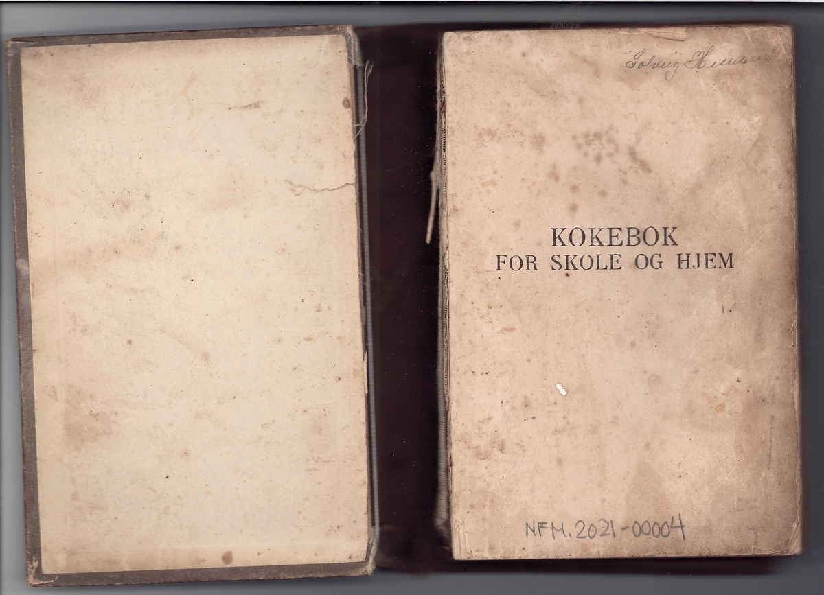 Bok. Stivt omslag, mørk brunt. Skinnrygg.
