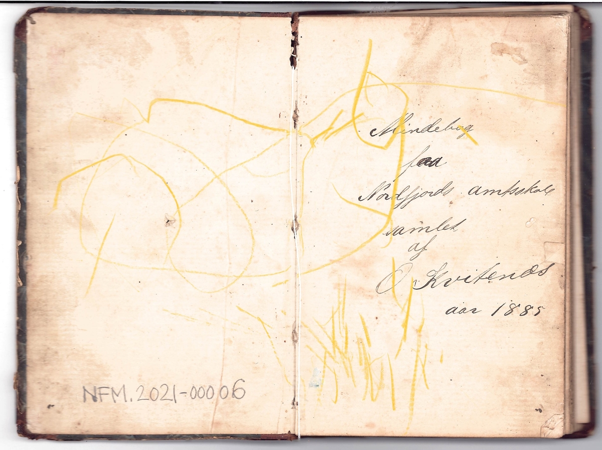 Bok. Stivt omslag, lyst. Grøn tekstil rygg. Trykk på utside.
