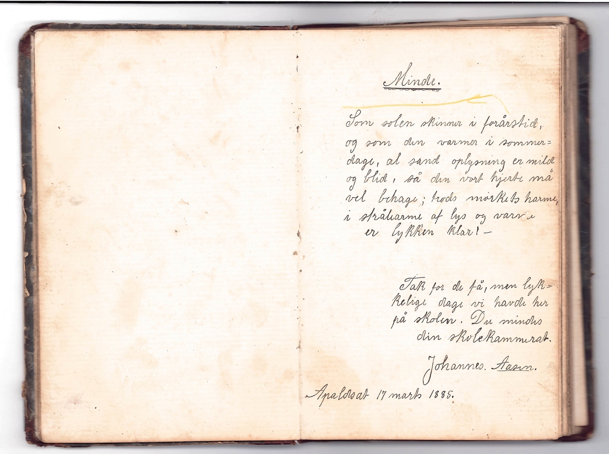 Bok. Stivt omslag, lyst. Grøn tekstil rygg. Trykk på utside.
