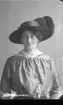 Porträtt av en kvinna med bredbrättad hatt med plym.