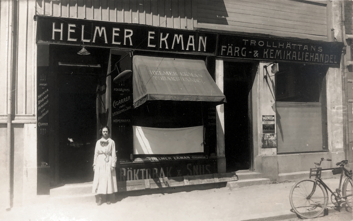 Trollhättan. Elsa Andersson utanför "Helmer Ekman- Trollhättans färg- och kemikaliehandel"