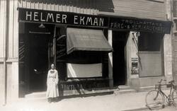 Trollhättan. Elsa Andersson utanför "Helmer Ekman- Trollhätt