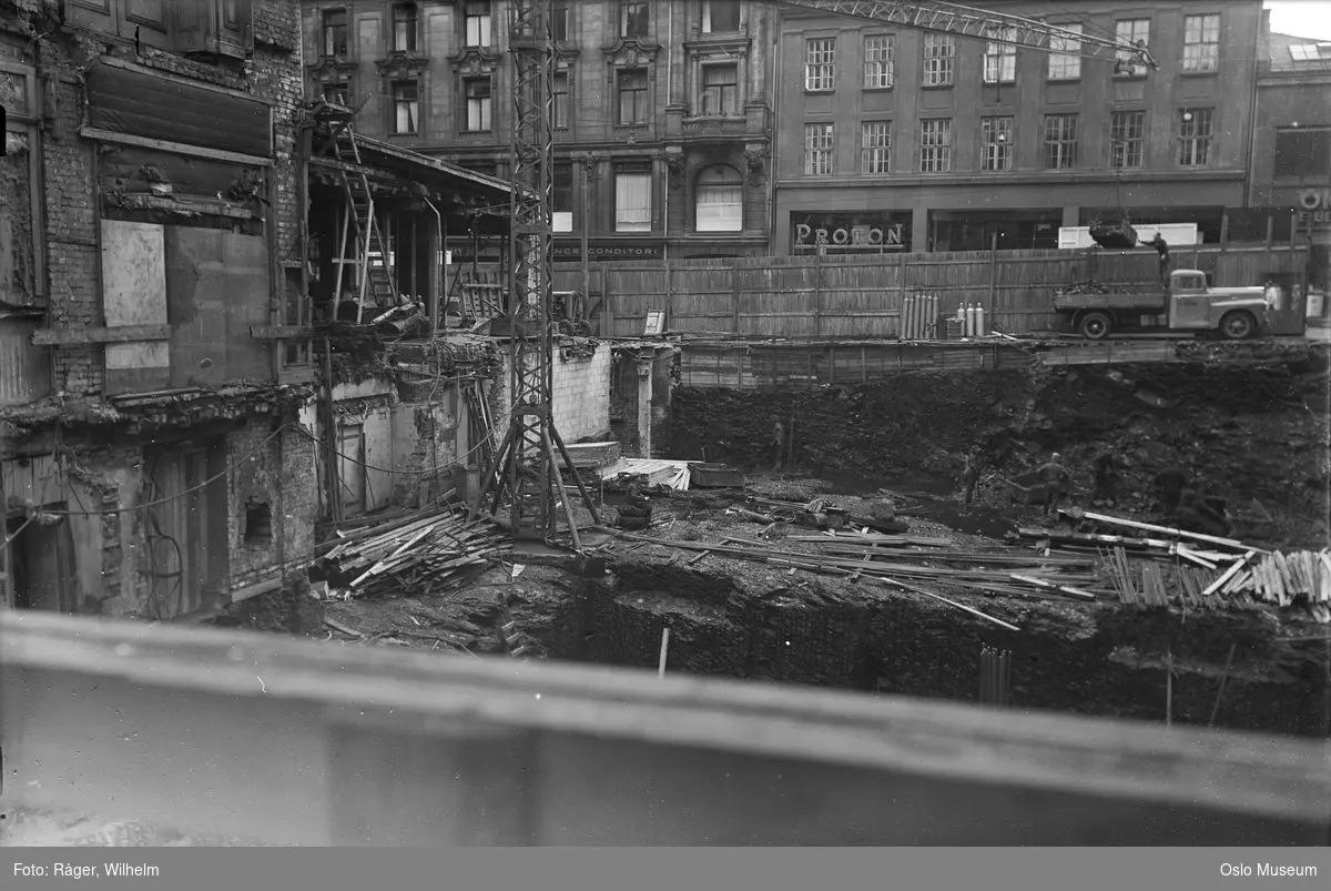 Grand Hotel, nybygg, byggetomt, grunnarbeid, bygningsarbeid, forskalling, betongstøping, arbeidere, forretningsgård, Hotel Nobel