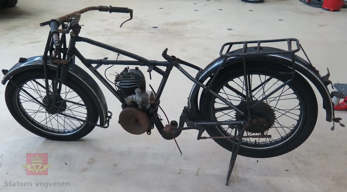 Atlanta. Motorsykkel, svart med hvit staffering. Motoren er en ensylindret bensindrevet forbrenningsmotor fra Villiers med et sylindervolum på 342 ccm (350) og en effekt på 8-12 hk. Albion 3-gir med clutch og kick starter. Sykkelen mangler noen deler. Atlanta med Villiers motor benevnes gjerne som Atlanta-Villiers. Merkingen CZ på veivhuset og Mark IXB på sylinder beviser at dette er en Villiers på 342 ccm fra perioden 1926-1929 (trolig org. motoren).